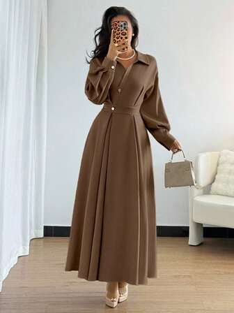 Rafferiza Damklänning med nedfällbar krage, sänkta axlar, långärmad midja och rynkad A-linjeform, lämplig för utflykter, semestrar, högtider och resor.