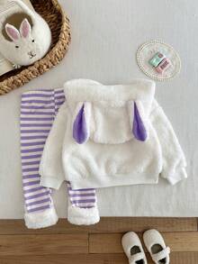 SHEIN 2 件套女婴兔子刺绣连帽衫，配有兔耳朵和白色毛绒装饰，红白条纹裤套装，时尚可爱