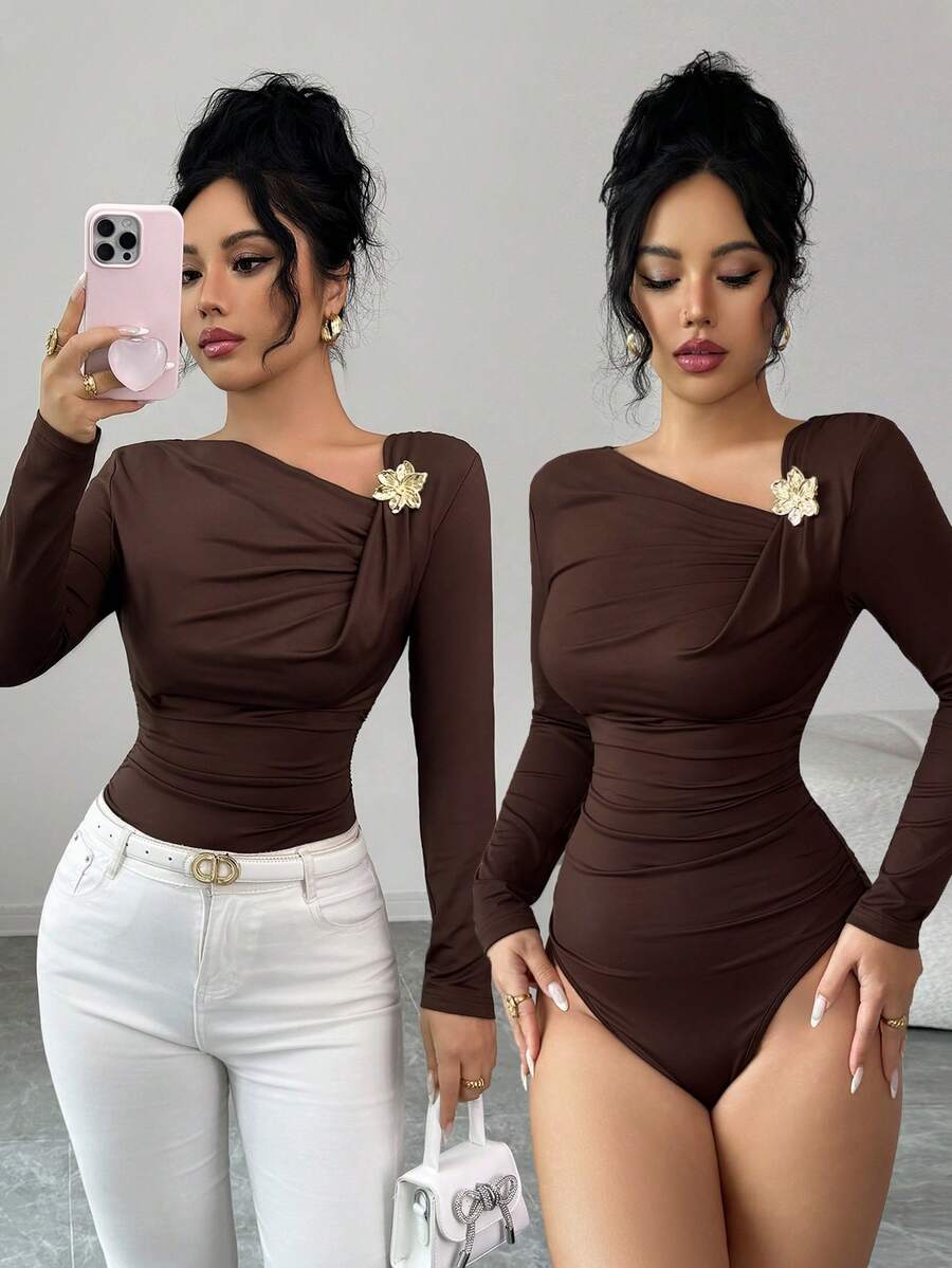 SHEIN Elenzya 7月4日新款女士美拉德咖啡色休闲斜领金属花朵胸针设计褶皱修身遮肚连体衣，适合假日和日常穿着，长袖连体衣 - 咖啡棕 - 查看 1