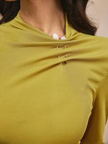 Omancia ملابس علوية نسائية طويلة الأكمام مبطنة باللون الأخضر مع زخرفة معدنية - أخضر - مشاهدة 4