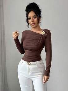 SHEIN Elenzya 7月4日新款女士美拉德咖啡色休闲斜领金属花朵胸针设计褶皱修身遮肚连体衣，适合假日和日常穿着，长袖连体衣 - 咖啡棕 - 查看 6