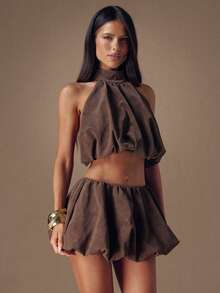 SHEIN BAE Shades Of Brown 夏季時尚夜店風女款兩件套，露背泡泡袖短版上衣配蝴蝶結荷葉邊，低腰泡泡下擺迷你裙，情人節穿搭 - 巧克力棕 - 查看 6
