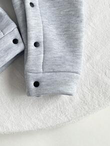 Tutina casual e cool da bambino con colletto ricamato e apertura frontale, adatta per uscite quotidiane, scuola, feste e raduni, abbigliamento per neonati, tutina per bambini, tutina in maglia per neonato maschio, tutina casual per neonato in autunno, completo per neonato, abbigliamento neutro per neonato, tuta in felpa unisex per neonato, abbigliamento sportivo per neonato, tutina casual con bottoni per neonato