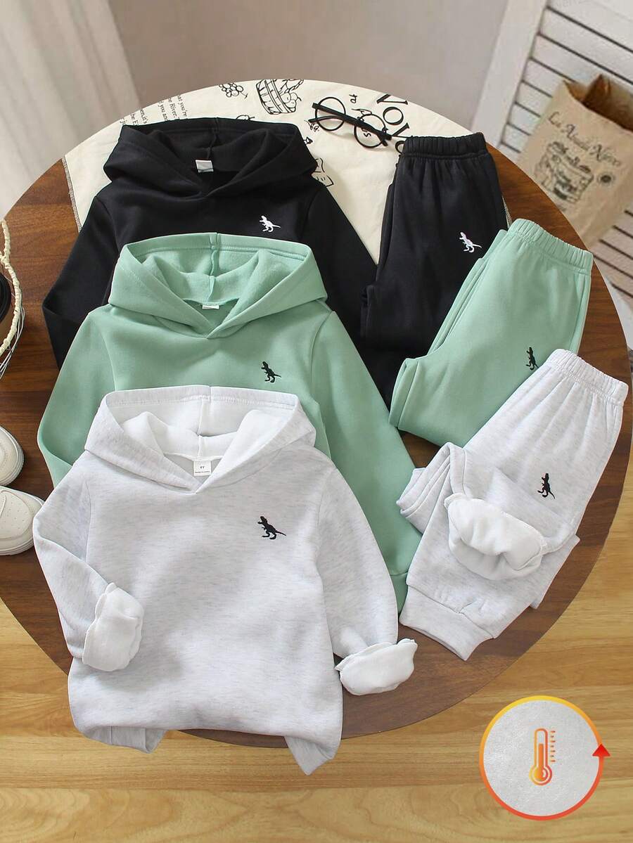 SHEIN Genkimix Kids 3 件套幼儿男童休闲恐龙刺绣连帽运动衫和宽松裤子套装，优质柔软面料，时尚百搭设计，适合上学、郊游、度假、派对、返校季 - 彩色 - 查看 1