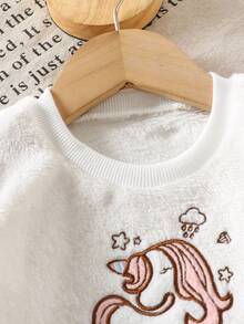 SHEIN Playful Pals 两件套女宝宝可爱独角兽刺绣蓬松白色长袖上衣，搭配同款印花长裤，舒适甜美女宝宝睡衣套装，秋冬季独角兽宝宝服装女童冬季睡衣 - 杏色 - 查看 3