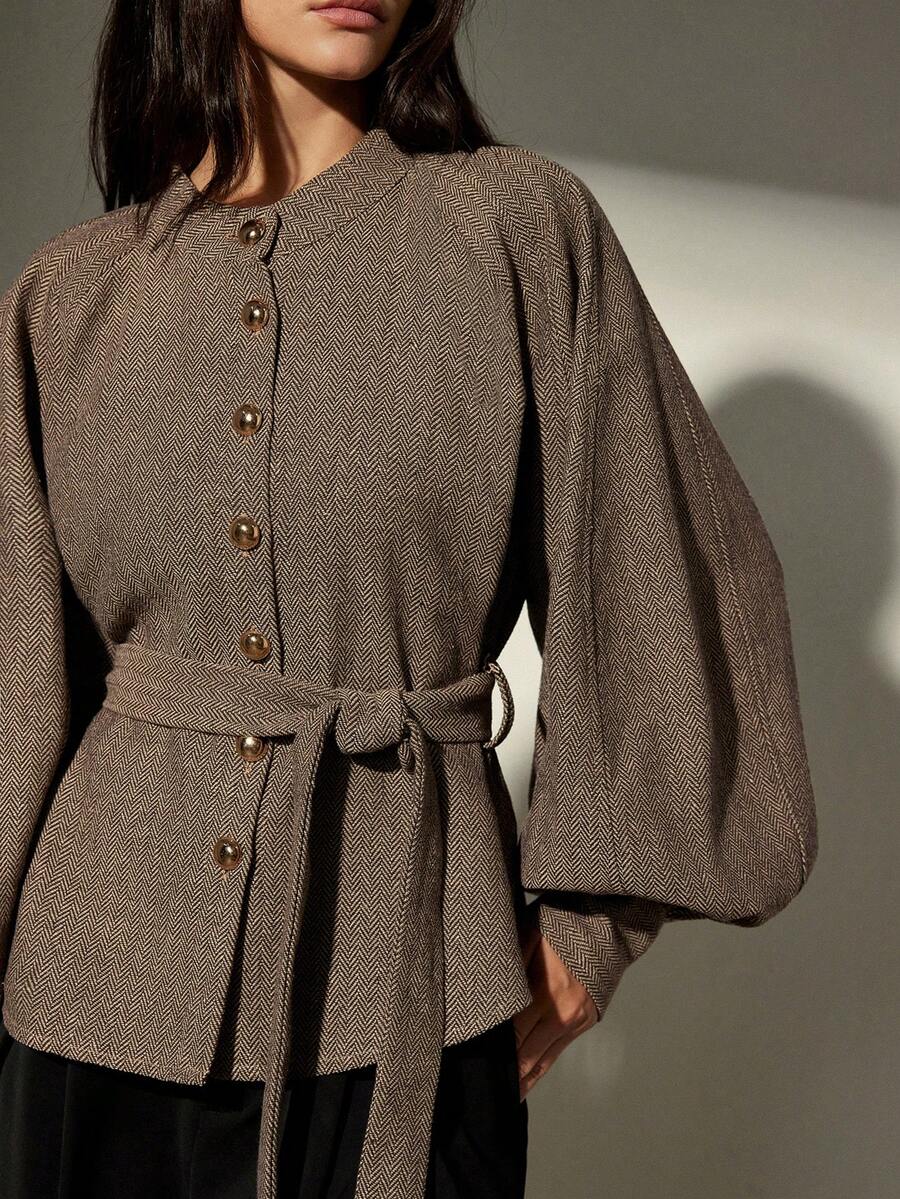 Aveloria Modichic 立领长袖人字纹衬衫，腰带设计，宽松版型，小众风格外套 - 棕色 - 查看 1