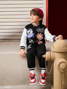 Popeye X SHEIN Set de 2 piezas: Chaqueta de béisbol holgada con estampado de insignia vintage y pantalón de chándal para niño pequeño, para otoño/invierno - Blanco y Negro - Ver 4