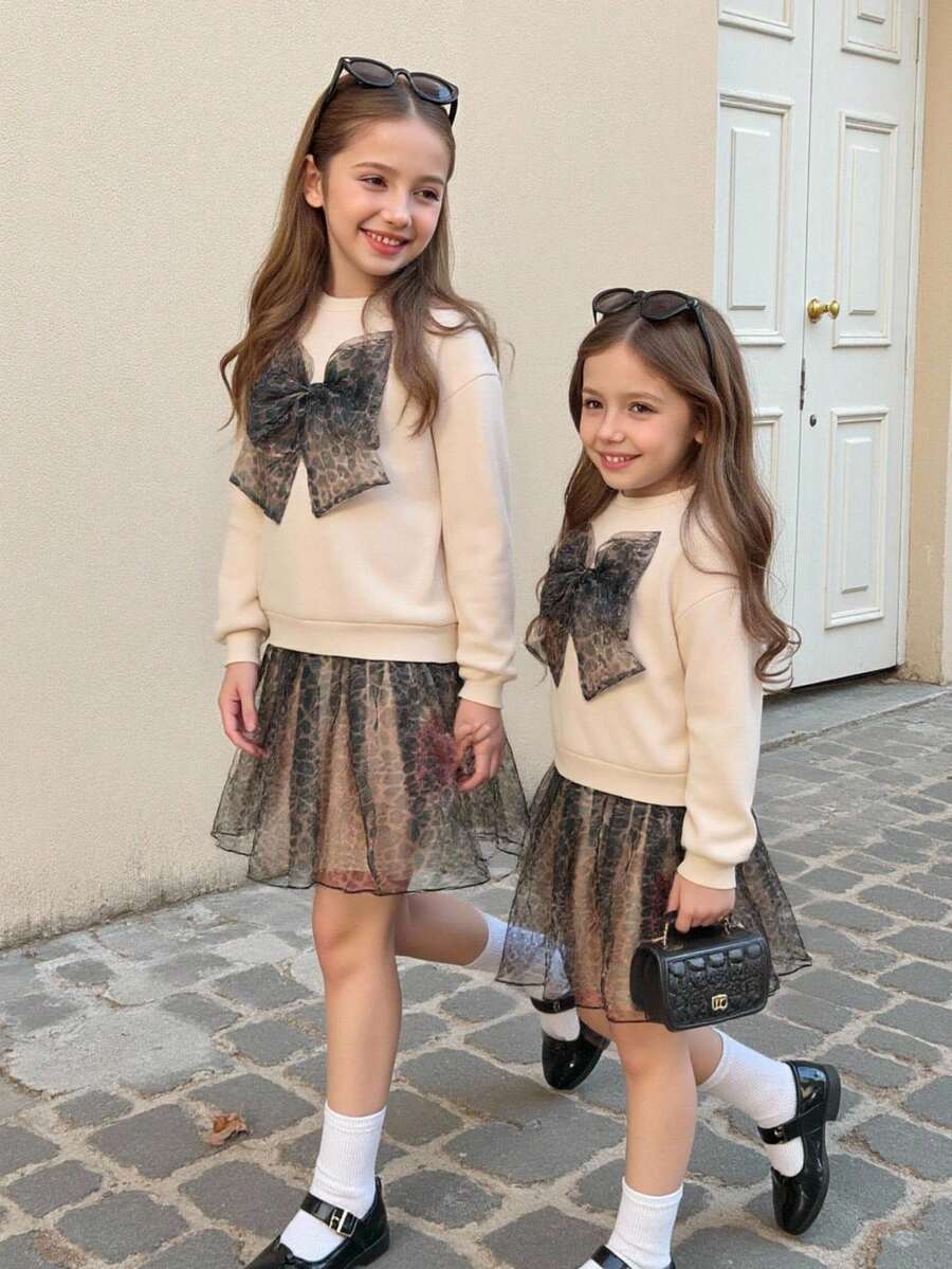 SHEIN Serisse Kids 少女3D豹纹蝴蝶结装饰圆领长袖卫衣裙，搭配全豹纹网纱下摆，适合秋冬季日常穿着 - 杏色 - 查看 1