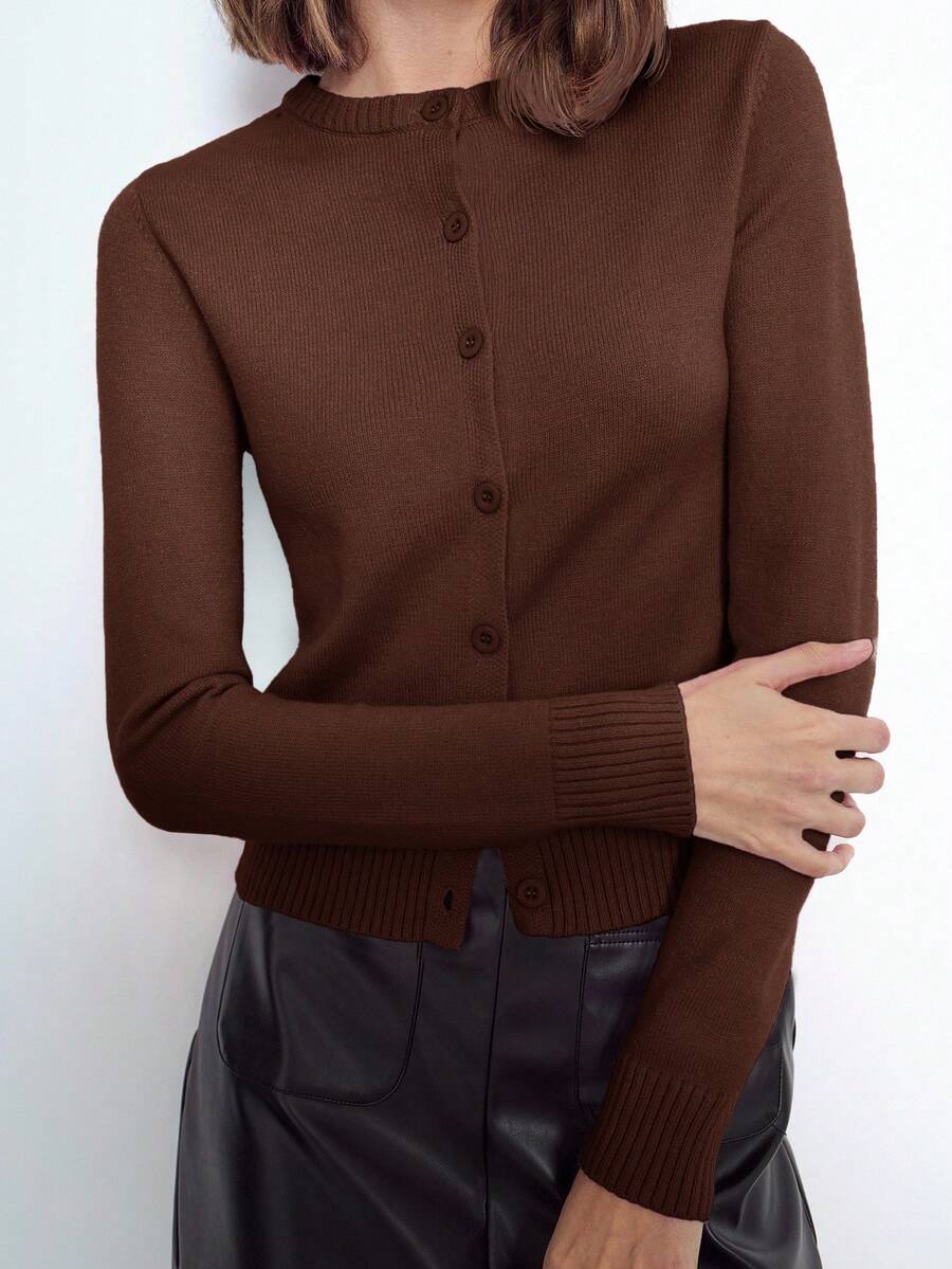 Maija 女士优雅纯色圆领长袖针织开衫，简约大方的设计，适合都市通勤和商务休闲场合。经典的纽扣前襟设计，穿着方便，细节之处尽显匠心。无论是新年还是日常穿着，都能展现女性的优雅与温柔，是衣橱中不可或缺的百搭单品。