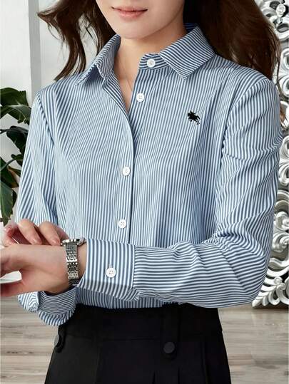 EMERY ROSE 女性用長袖シャツ、タンダウンカラー、ボタン前開き、ストライプ馬ロゴプリントデザイン、カジュアルルーズフィット、デイリーウェアに幅広く使えます