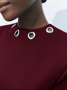 Maija Robe mini à col rond pour femmes, avec décorations en métal. L'ourlet est orné d'accents métalliques raffinés. Coupe droite et décontractée, combinant style professionnel, loisir et mode de rue. Design minimaliste mais élégant, convenant pour les fêtes du Nouvel An, les vacances ou les rassemblements quotidiens, mettant en valeur le chic féminin et une allure . - Rouge foncé - Voir 7
