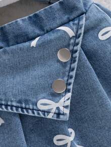 SHEIN 3 件套女婴春秋时尚甜美街头风格服装：蓝色长袖印花蝴蝶结牛仔夹克、同色面料蓝色牛仔裙、白色吊带背心 - 适合上学、摄影、街头穿着 - 藍色 - 查看 7