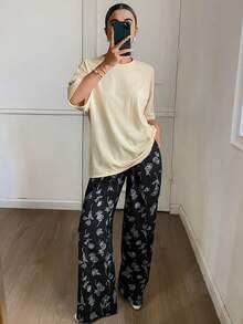 DAZY 2 件纯色宽松 T 恤上衣和花卉线条印花睡裤睡衣套装 - 黃色 - 查看 3