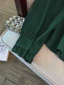 GlowEve CURVE Blusa de manga larga con cuello mao, a rayas y deunicoloro con volantes en los puños, adecuada para el uso diario, talla grande para mujer - Verde Oscuro - Ver 4