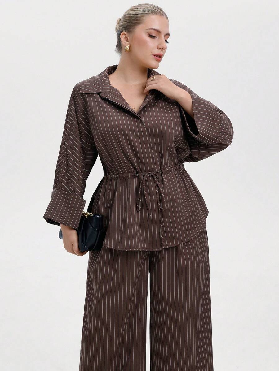 Aveloria Modichic Große Größen 2 Stücke Outfit für Damen, gestreift in Kaffeefarbe, lässiges Langarmhemd mit Kordelzug-Kragen und gerade geschnittene Hose, Herbst/Winter - Kaffeebraun - Übersicht 1