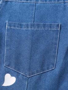 SHEIN Sparklyn 少女夏季休闲时尚新款连体裤，可爱蝴蝶数码印花图案，金属纽扣背带牛仔长裤，适合少女返校季穿着，可爱甜美活泼，适合日常、上学、郊游、旅行、派对、拍照等场合。另有莉萝与史迪奇风格背心和工装裤可选。