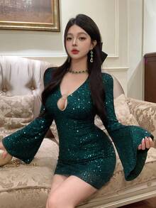 DAZY 秋冬闪亮亮片绿色新年圣诞节婚礼派对正式礼服，时尚V领镂空金属扣装饰喇叭袖荷叶边下摆修身迷你连衣裙，性感闪亮连衣裙 - 青碧色 - 查看 9