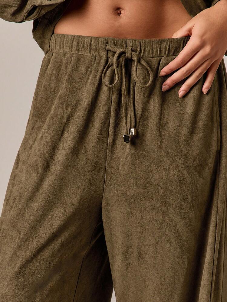 Spodnie dresowe z szerokimi nogawkami i ściągaczem ze sztucznego zamszu