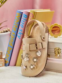 Mini mi #SweetieWalk Dép xỏ ngón quai sau bằng da lộn giả đính ngọc trai và gấu bông cho trẻ em – Giày lười ấm áp cho đôi chân nhỏ nhắn tinh nghịch - Màu be - Xem 6