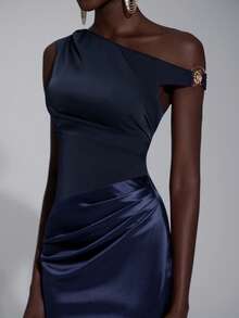 Elitara 优雅的勃艮第红色闪光金银线缎面拼布不对称肩部金属扣装饰鱼尾礼服，适合婚礼、所有正式场合、伴娘 - 藏蓝色 - 查看 1