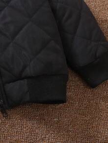 1件男婴时尚休闲百搭黑色绗缝灰色抓绒菱形图案面料长袖外套，正面字母图案装饰，罗纹领口、下摆和袖口，简约时尚个性，适合秋冬季日常休闲穿着。男婴飞行员夹克，男婴街头风外套，男婴夹克，2-3岁男婴绗缝外套，男婴夹克。 - 黑色 - 查看 7