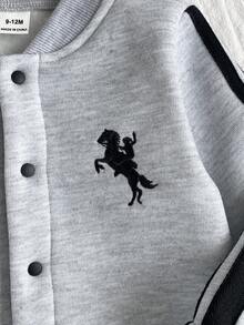 Tutina casual e cool da bambino con colletto ricamato e apertura frontale, adatta per uscite quotidiane, scuola, feste e raduni, abbigliamento per neonati, tutina per bambini, tutina in maglia per neonato maschio, tutina casual per neonato in autunno, completo per neonato, abbigliamento neutro per neonato, tuta in felpa unisex per neonato, abbigliamento sportivo per neonato, tutina casual con bottoni per neonato