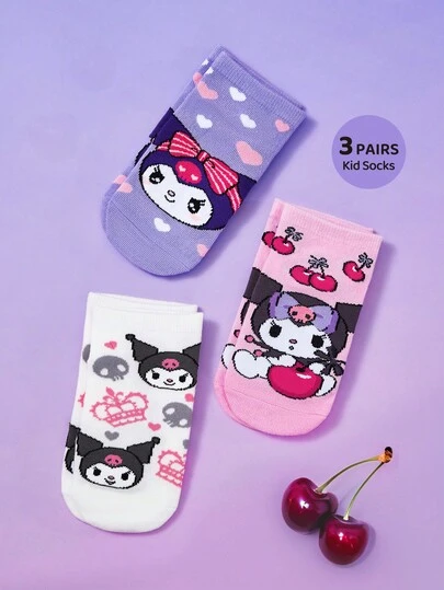 HELLO KITTY AND FRIENDS | SHEIN 3双装女童纯棉柔软透气吸湿短袜，粉色、紫色、白色可爱卡通图案，加固趾部和后跟，经久耐穿，四季皆宜，适合学校和户外活动，夏季和冬季均可穿着。