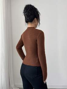 SHEIN Elenzya 女士时尚高领假门襟侧边荷叶边纽扣装饰不对称下摆修身套头毛衣 - 棕色 - 查看 2