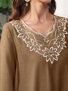 SHEIN Najma 圆领刺绣花卉贴花叶刺绣装饰阿拉伯风格连衣裙配头巾 - 卡其色 - 查看 5