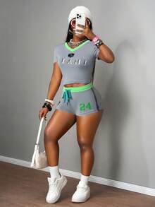 Slaydiva Conjunto de 2 piezas de verano 2025 de estilo casual de calle con contraste de color rosa y verde, compuesto por camiseta de manga corta con cuello en V y estampado de letras, y mini shorts. Adecuado para viajes diarios, fiestas, festivales de música, graduación, reuniones con amigos, cumpleaños, playa, estilo universitario.