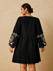 Travachic 大码休闲波西米亚风黑色刺绣 100% 纯棉连衣裙，前系蝴蝶结，长袖宽松迷你连衣裙，女式，秋季 - 黑色 - 查看 2