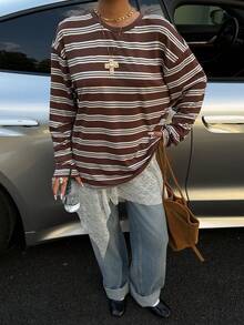 Muchica Damen-Langarmshirt in Braun mit kontrastfarbenen Streifen, lockerer Passform und modischem Kontrastmuster – perfekt für Ausgeh- und Streetwear-Outfits
