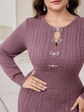 Modelyn فستان محبوك أنيق بياقة مستديرة وأكمام طويلة مزين بفيونكة من الراين للسيدات ذوات الحجم الكبير