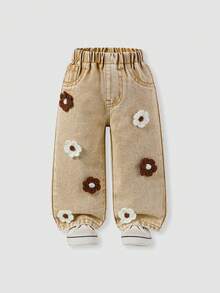 SHEIN Denimly 女婴休闲都市轻盈水洗全松紧腰心形贴片刺绣阔腿裤，可爱的花卉钩针装饰，米色和白色花朵与水洗牛仔布颜色相得益彰，温暖的秋冬氛围与春夏活力相得益彰 - 卡其色 - 查看 3