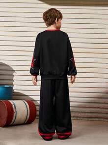 Popeye X SHEIN Set de sudadera de cuello redondo de manga larga con bloqueo de color, estampado de letras y estrellas, y pantalones para niño preadolescente informal, 2 piezas - Negro - Ver 2