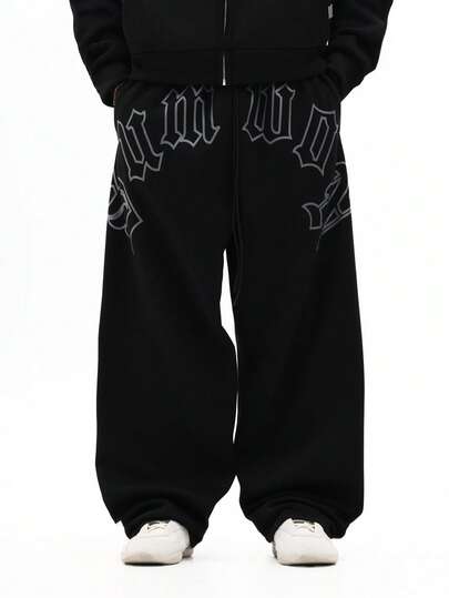 SUMWON Pantalón de chándal de corte holgado con gráficos en la entrepierna y letras góticas para streetwear