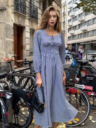 Pariaura Boho-stil blå & vit ginghamklänning med ballongärm, smockad midja och fyrkantig halsringning, smalnande lång ginghamklänning för dagligt bruk Söt blå & vit ginghamklänning med fyrkantig halsringning, ballongärm och smockad midja, vintage smalnande lång swingklänning i ginghamstil Fransk elegant blå & vit ginghamklänning med ballongärm, smockad midja och fyrkantig halsringning, smalnande lång swingklänning för kontor