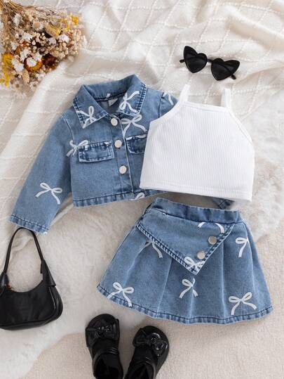 SHEIN 3 piezas Conjunto de moda primavera/otoño para niña bebé de estilo dulce y callejero: Chaqueta vaquera de manga larga azul con lazo estampado, falda vaquera azul a juego, top de camisola blanco - Adecuado para la escuela, fotografía, uso diario