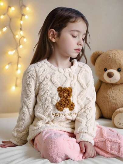 SHEIN 2 件套年轻女孩菱格毛绒抓绒柔软质感可爱熊刺绣圆领长袖上衣和裤子套装，舒适亲肤，适合秋冬，姐妹/兄弟姐妹搭配
