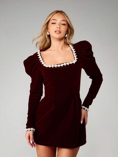 MISSGUIDED Świąteczna sukienka mini z aksamitu z białą koronkową lamówką, kwadratowym dekoltem i długim rękawem, na imprezę świąteczną i koktajlową