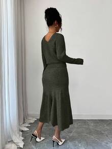 Elenzga Set da 2 pezzi da donna composto da maglione elegante a maniche a pipistrello con scollo a V in colore unito e gonna midi in maglia a coda di pesce - Verde militare - Visualizzare 2