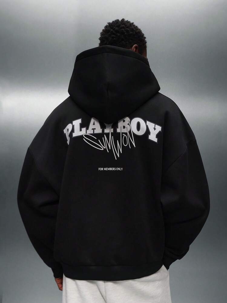 PLAYBOY X SUMWON Bluza z kapturem i logo Boxy Fit z kieszenią pośrodku. Luźna bluza w stylu streetwear. Tylko dla członków.