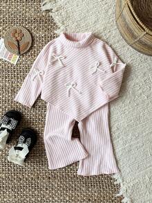 SHEIN 2 件套女婴蝴蝶结装饰针织套装，浅杏色高领上衣搭配喇叭裤，可爱休闲，适合秋冬