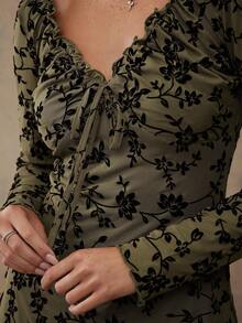 WESTFADE 花卉网纱V领蝴蝶结前襟长袖修身A字迷你连衣裙，休闲可爱秋季服装，波西米亚风穿搭，适合秋冬季节，女士西式服装 - 橄欖綠 - 查看 4