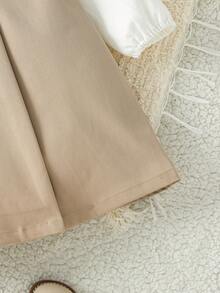 Souflis 这款优雅的学院风彼得潘领连衣裙，饰有纽扣，卡其色和白色相间，适合秋季作为外套穿着，冬季可搭配夹克，适合上学、度假、旅行等场合，是女孩秋冬服装的理想之选，可作为外套穿着，方便叠穿，百搭设计，适合4-7岁女孩。