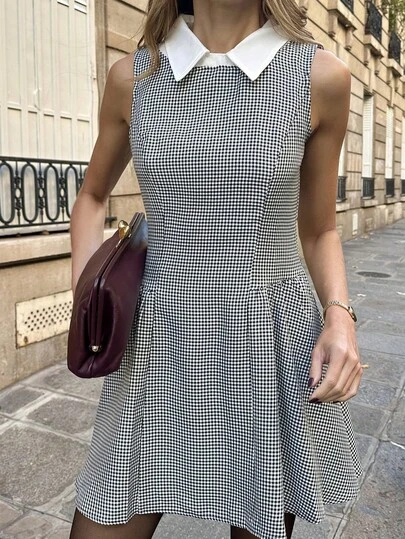 Pariaura Preppy stil svart & vit ginghamkrageklänning med ärmlös krage, smockad midja, smalnande A-linjeformad miniklänning, vintage åldersreducerande kontorsklänning Fransk vintage svart & vit ginghamkrageklänning, ärmlös smockad midja, smalnande A-linjeformad miniklänning, daglig mångsidig klänning Söt & edgy svart & vit ginghamkrageklänning med ärmlös krage, smockad midja, A-linjeformad miniklänning, vintage preppy stil kontorstopp