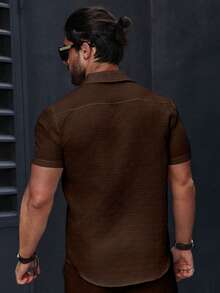 Manfinity Homme Áo sơ mi nam tay ngắn màu trơn, đơn giản và thời trang, mặc hàng ngày - màu nâu - Xem 2