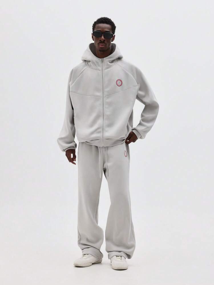 Zestaw składający się z bluzy z kapturem i spodni dresowych