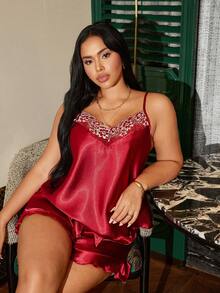 SilkySpell Seksowny bordowy komplet bielizny nocnej z koronką, falbanką i kokardą w dużym rozmiarze, koszulka na ramiączkach i szorty - Burgund - Zobacz 4