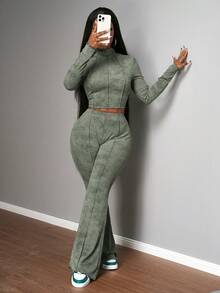 Slaydiva 2025秋冬新款休闲百搭绿色雪洗波纹针织修身褶皱T恤+高腰喇叭裤两件套，适合返校、万圣节、锐舞派对、节日、外出、早午餐、聚会、圣诞节、日常出行等场合。 - 軍綠色 - 查看 6